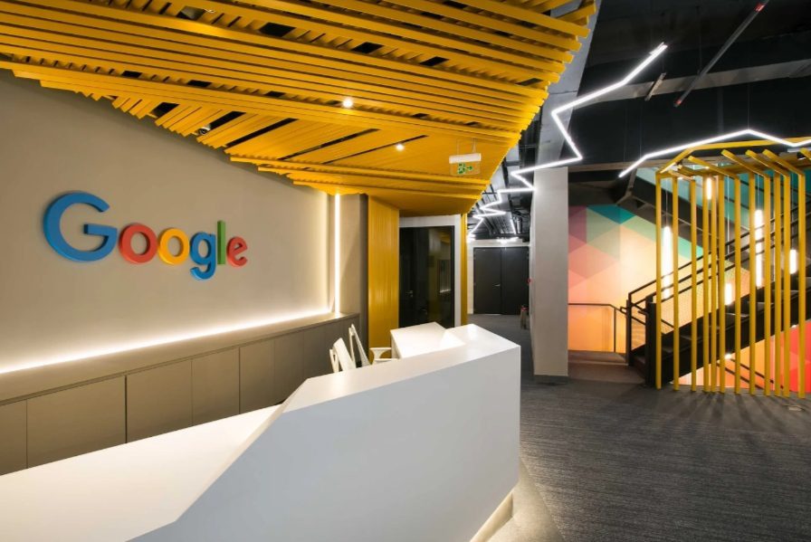 Foto do escritorio do Google, com escadas ao fundo