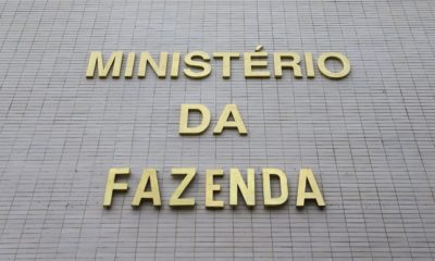 Fachada do ministério da Fazenda com a sua escrita em letras em dourado