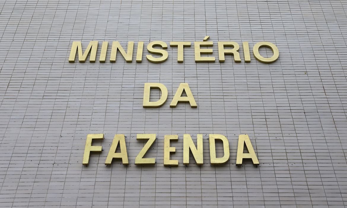 Fachada do ministério da Fazenda com a sua escrita em letras em dourado