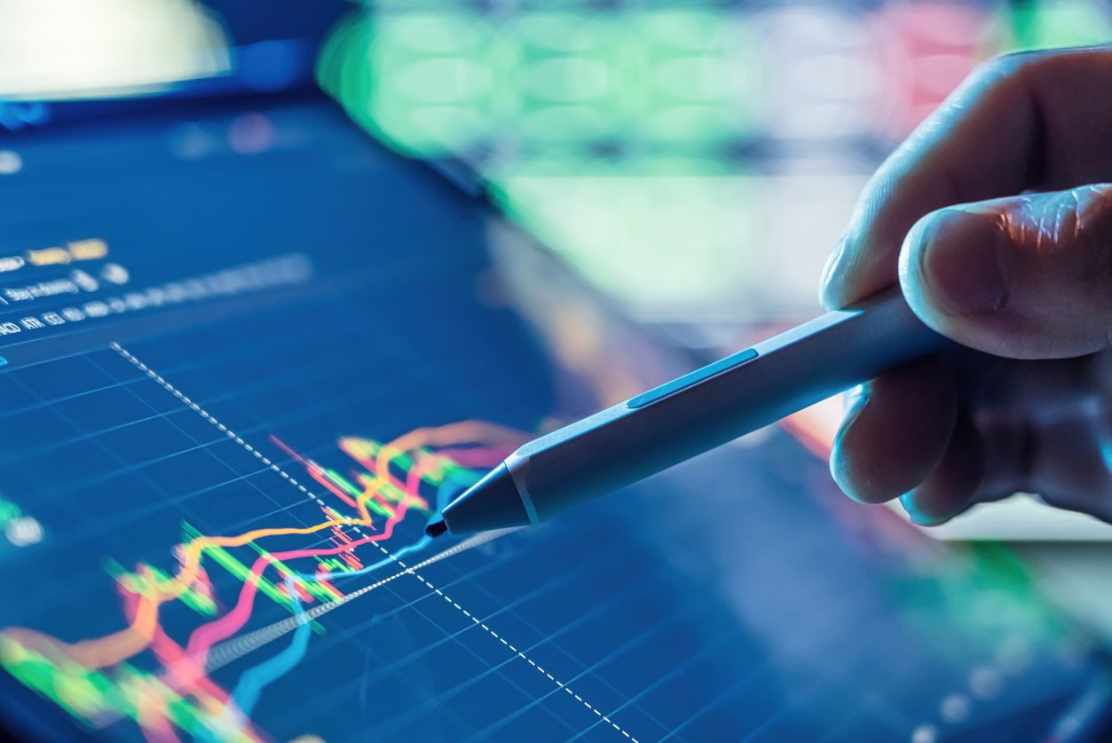 caneta clicando em um gráfico de ações apresentado em um tablet, ilustrando as stock options