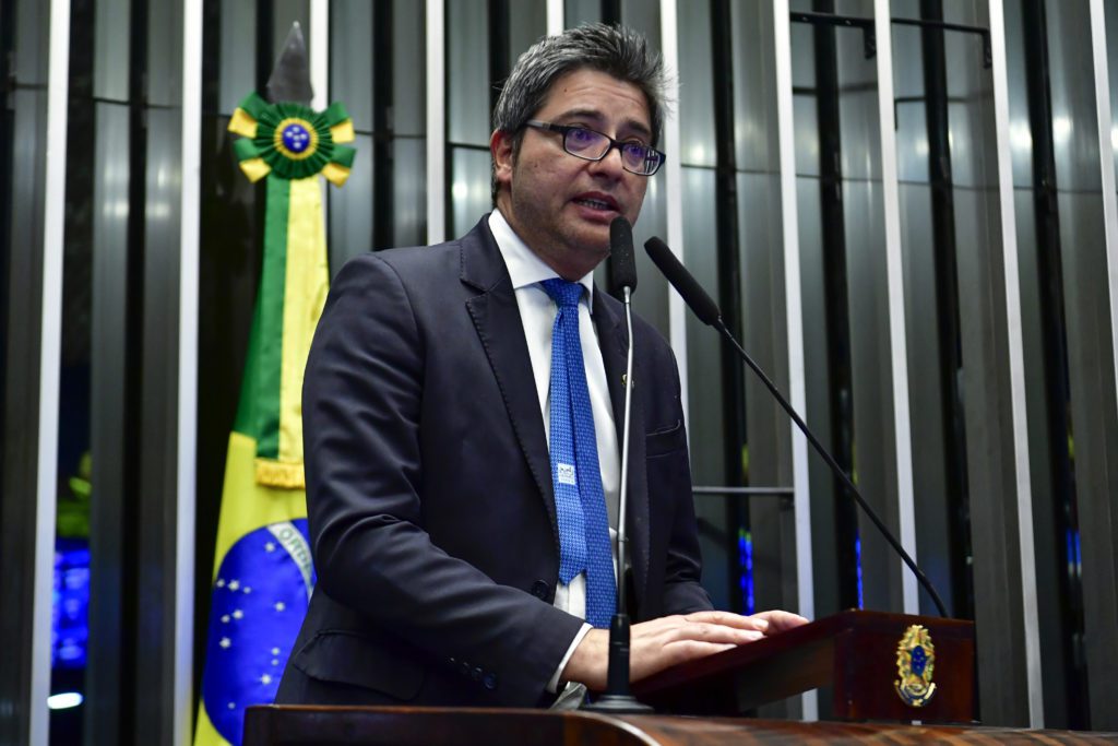 Senador Carlos Portinho (PL-RJ) em discurso no plenário do Senado.