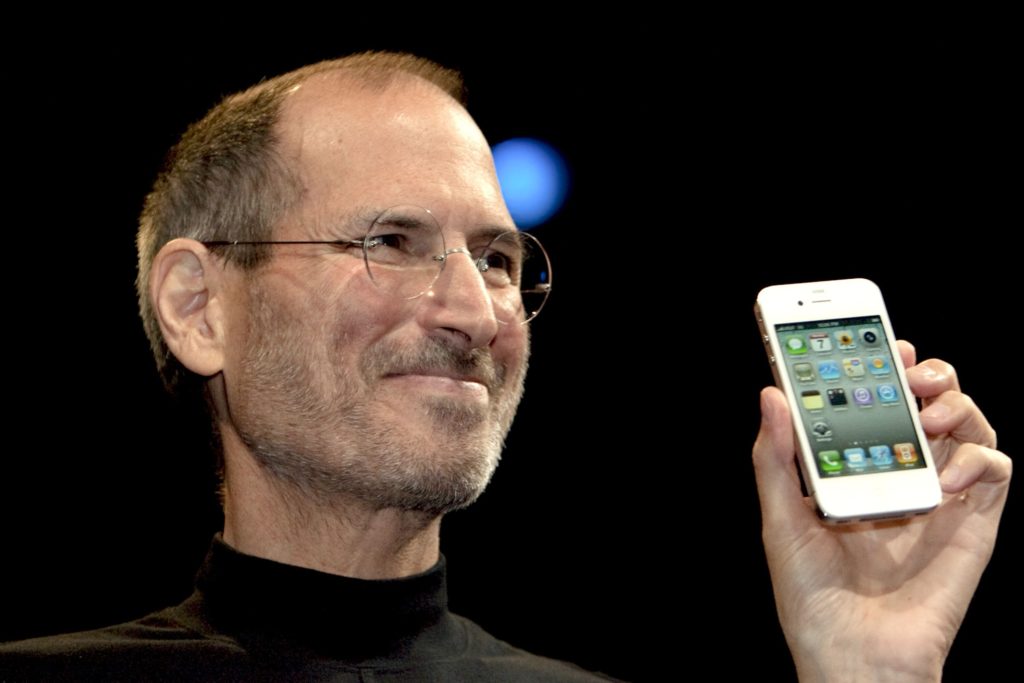 Steve Jobs com Iphone na mão