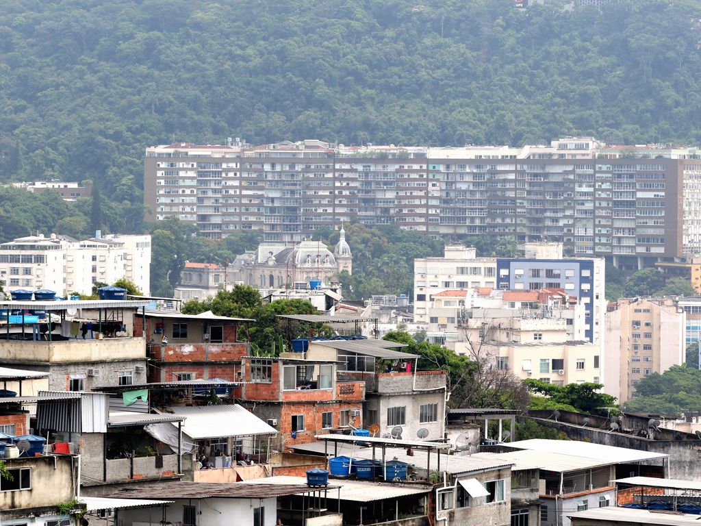 Rio de Janeiro (RJ), 14/02/2023 - Vista da comunidade do Morro Azul tendo ao fundo o Edifício Bristol, parte de um conjunto de prédios modernistas, em Laranjeiras, zona sul da cidade.(Foto:Tânia Rêgo/Agência Brasil)