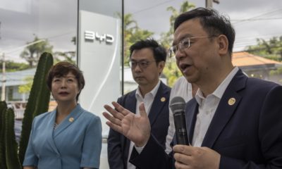 Wang Chuanfu, fundador e presidente da BYD Co., direita, Stella Li, vice presidente global da BYD Co., esq. durante evento em concessionária da marca em São Paulo, na terça-feira 10 de outubro de 2023.(Foto: Bloomberg)