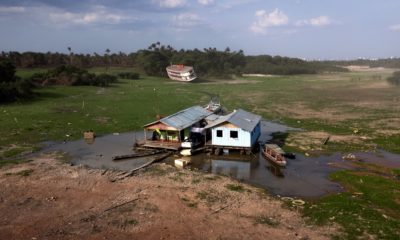 Casas flutuantes no porto de Cacau Pirêra, atingido pela seca, no Amazonas, Brasil, em 4 de outubro. Fotógrafo: Bruno Zanardo/Getty Images