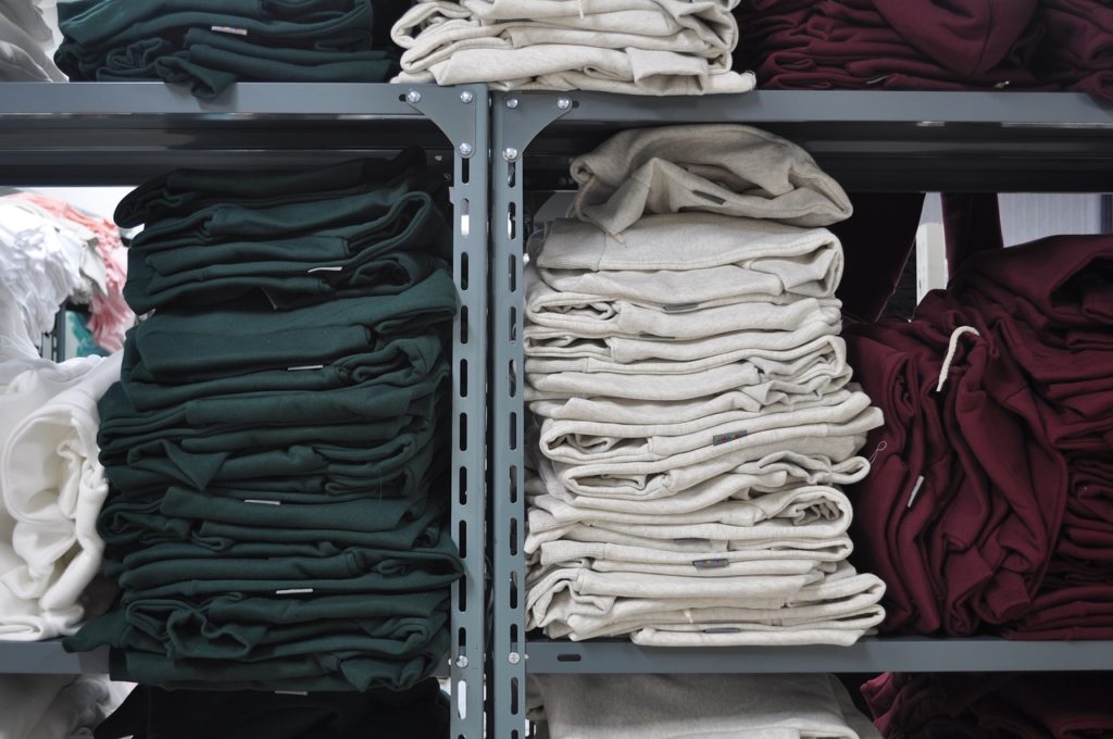 Confecção de roupas para estoque do varejo (Imagem: Pixabay)