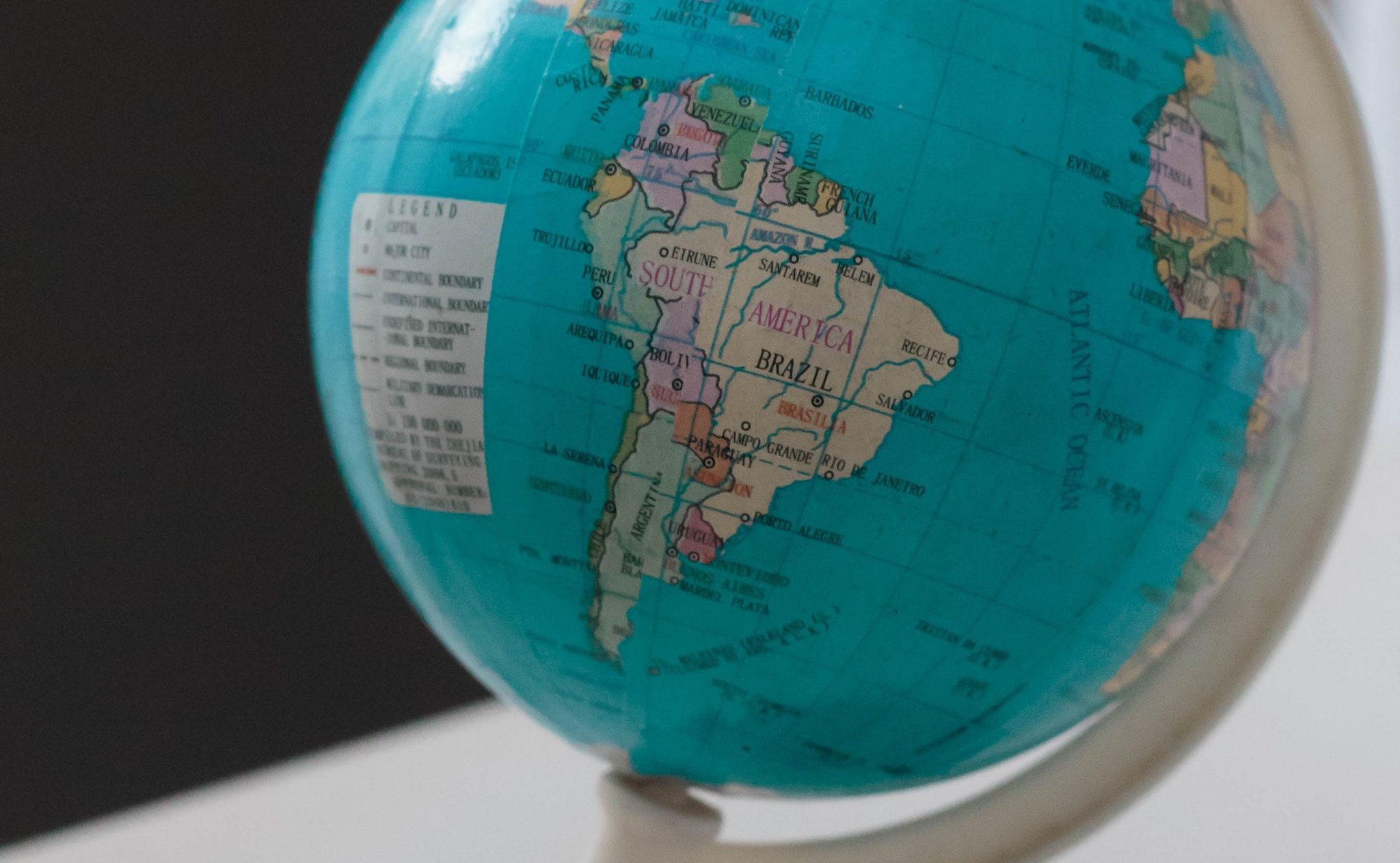globo terrestre com foco na América do Sul, ilustrando a "margem equatorial"