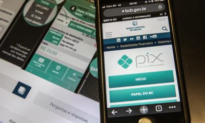 Imagem mostrando um celular no site do Banco do Brasil, apresentando sua página de PIX, à frente de outra tela com um passo a passo para fazer o PIX