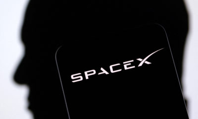 Logotipo da SpaceX e silhueta de Elon Musk