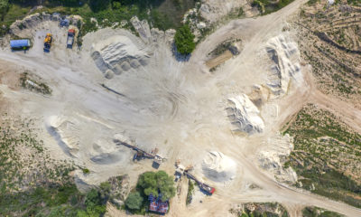 Vista com drone de terreno árido com atividade de mineração