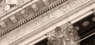 Detalhe da fachada da Bolsa de Valores de Nova York em Wall Street, em Nova York