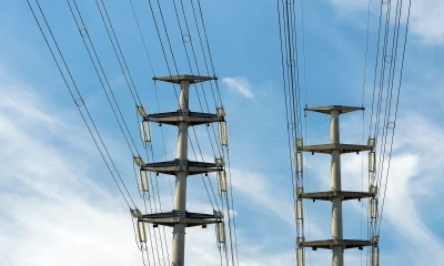 Aproximação do poste de energia elétrica sob o céu azul