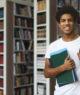 Jovem estudante segurando cadernos em uma biblioteca