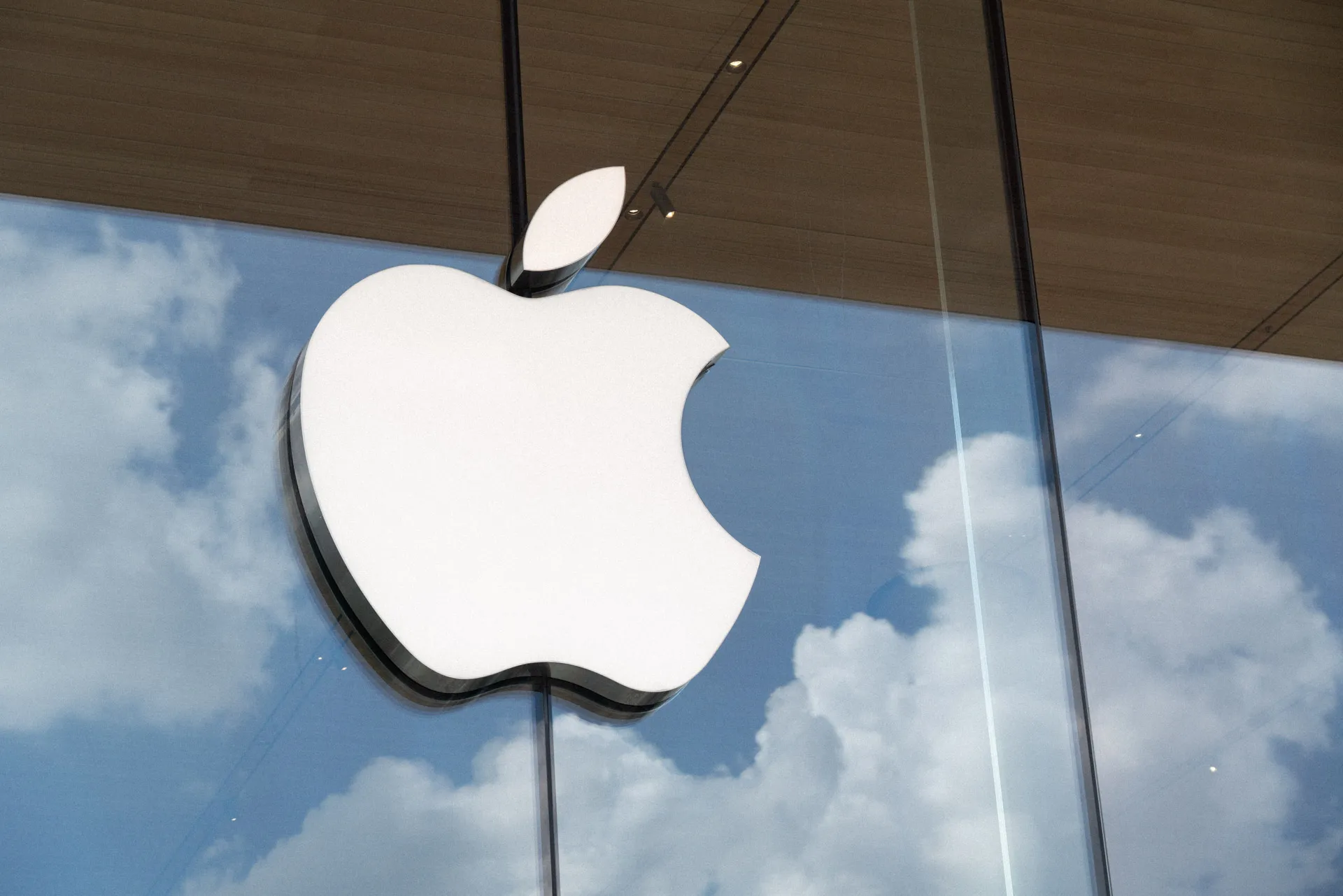 Apple anuncia recompra recorde de US$ 110 bi em ações com resultado acima do esperado