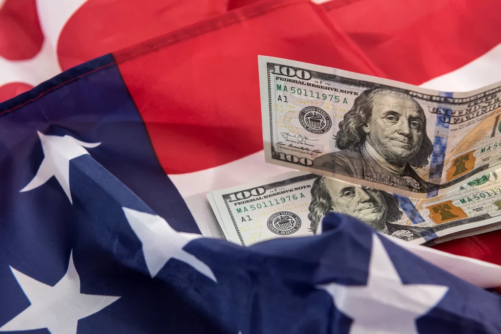 Notas de dolar sobre a bandeira dos Estados Unidos