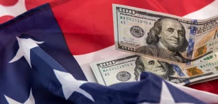 Notas de dolar sobre a bandeira dos Estados Unidos