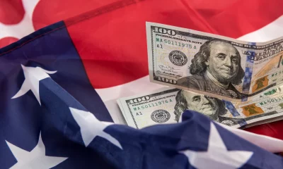 Notas de dolar sobre a bandeira dos Estados Unidos