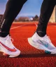 TÓQUIO, JAPÃO, 18 DE MARÇO. 2021: Tênis de corrida Nike ALPHAFLY NEXT%. Sapato de atletismo nas pernas de atleta profissional correndo na estrada. Sapato branco oficial da maratona dos Jogos Olímpicos de Tóquio 2020