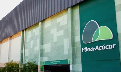 São Paulo, Brasil: vista frontal da loja do mercado brasileiro de Pão de Açúcar. Logotipo da marca