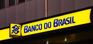 18 de agosto de 2022, Brasil. Nesta ilustração fotográfica, a fachada do Banco do Brasil, na cidade de Glória de Dourados, Mato Grosso do Sul
