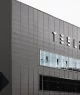 Fachada de prédio da Tesla com letreiro em destaque
