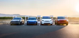 Carros eletricos da Tesla enfileirados ao lado de estações de recarga