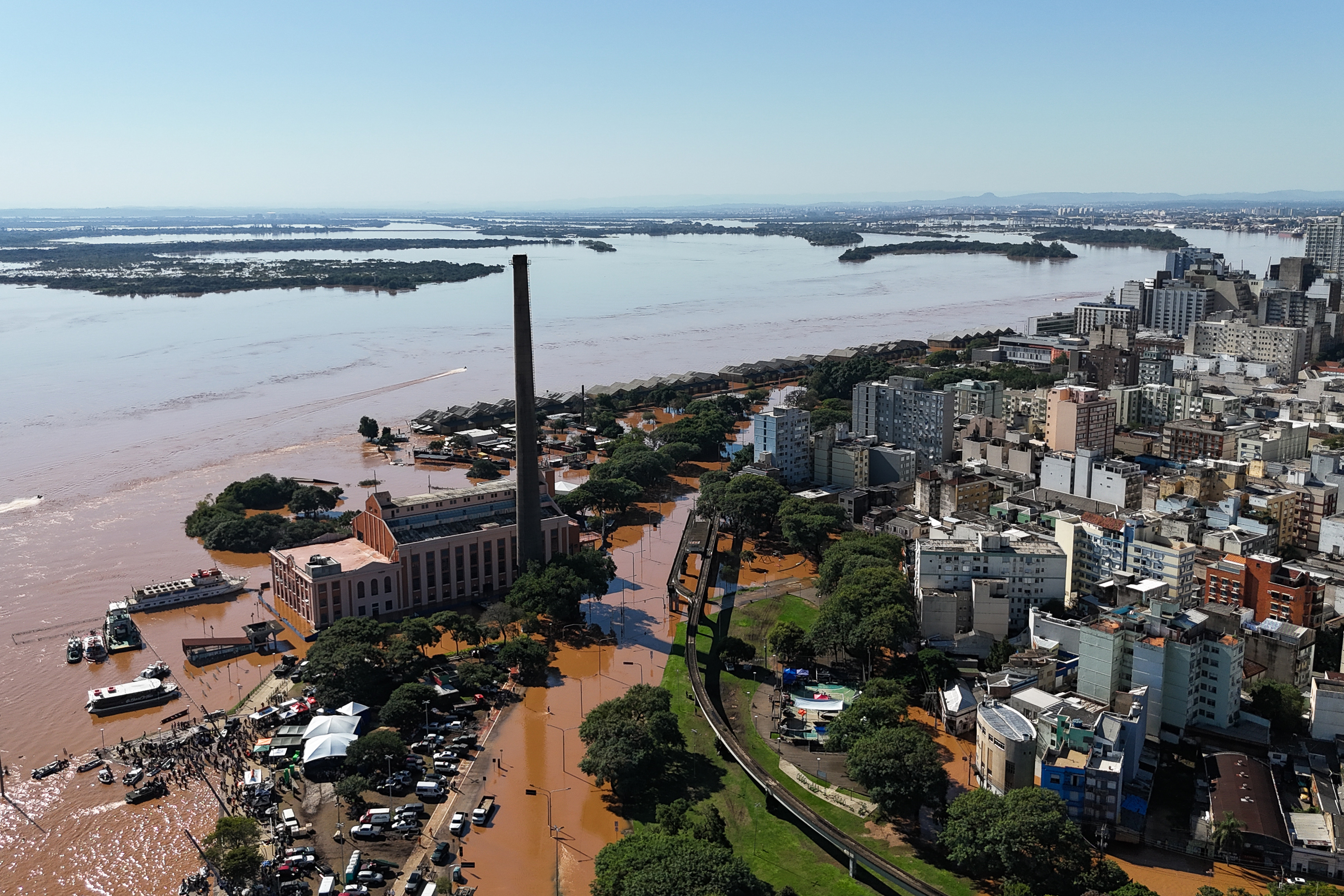 Enchentes derrubaram a indústria e turismo do RS; varejo cresceu com doações