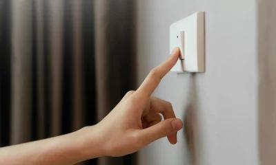 Dedo feminino desligando o interruptor