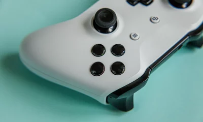 Gamepad joystick branco, console de jogo isolado em fundo moderno colorido azul pastel.