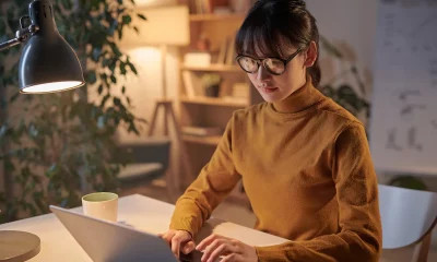 Trabalho; home office; mulher; computador; noite; madrugada