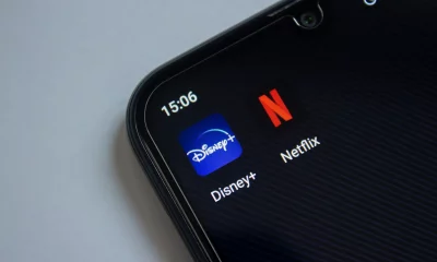 Apps dos serviços de streaming Disney+ e Netflix em um smartphone
