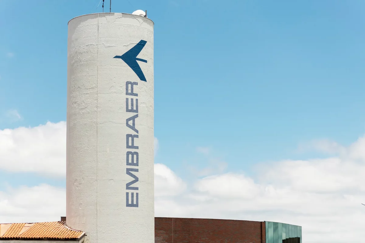 Logo de fábrica da Embraer pintado na caixa d’água