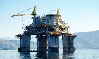 Rio de Janeiro, Brasil, 4 de agosto de 2013: Plataforma de Petróleo Petrobras P61 TLWP (Tension Leg Wellhead PlatfRio de Janeiro, Brasil, 4 de agosto de 2013: Plataforma de Petróleo Petrobras P61 TLWP (Tension Leg Wellhead Platform) sendo transferida para o Campo de Produção de Campos de baía de Angra.)