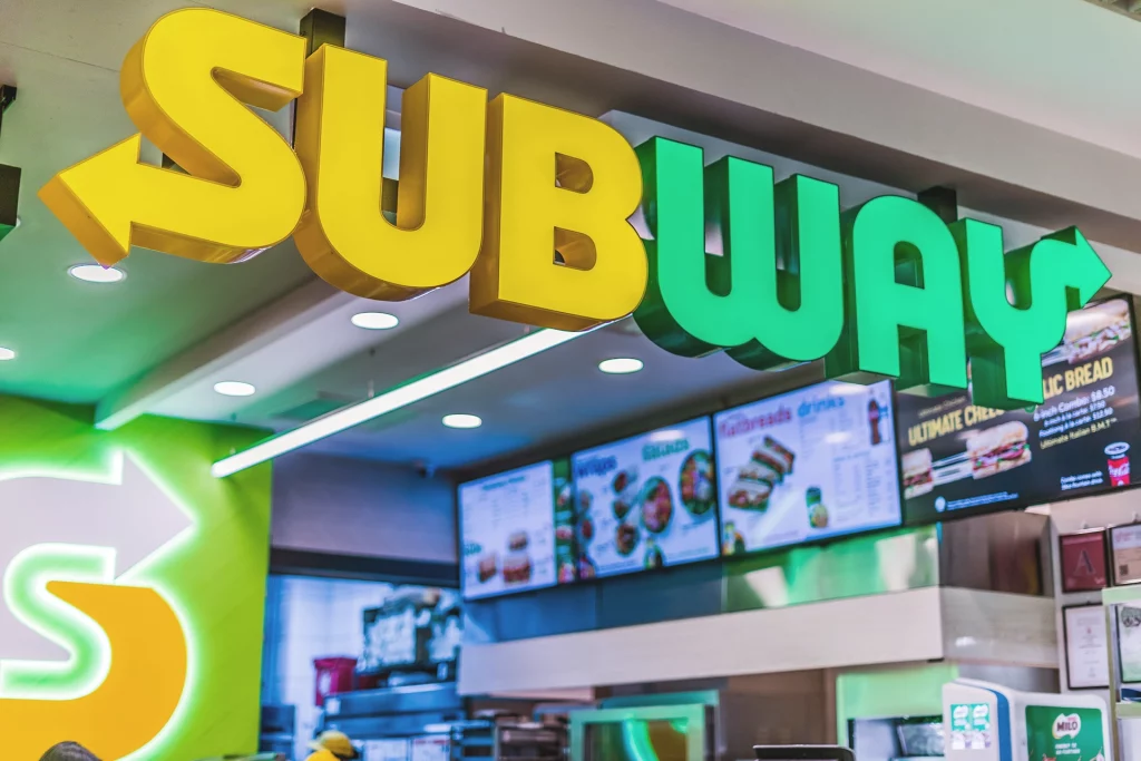 Letreiro do restaurante Subway em shopping de Singapura