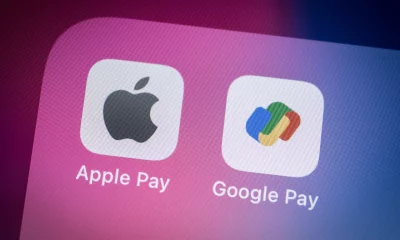 Visualização dos ícones da Apple Pay e Google Pay na tela de um smartphone