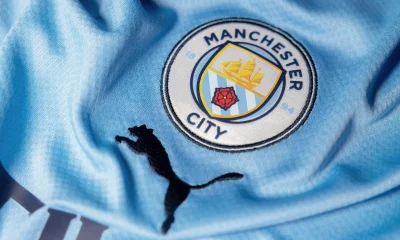 Detalhe do emblema do Manchester City em camiseta oficial do tiime