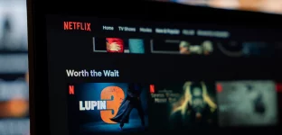 TV exibindo interface do serviço de streaming Netflix