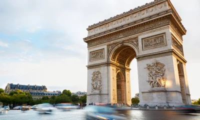 Tráfego de carros em frente ao Arco do Triunfo em Paris, capital da França