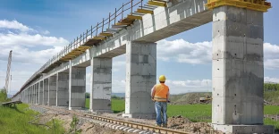 Trabalhador acompanha construção de ferrovia; transportes; ferroviário; infraestrutura; obras; construção civil