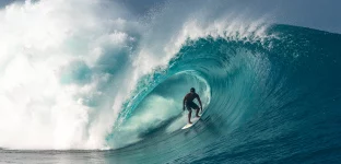 Teahupo'o, Taiti, Polinésia Francesa; surfe; surfista