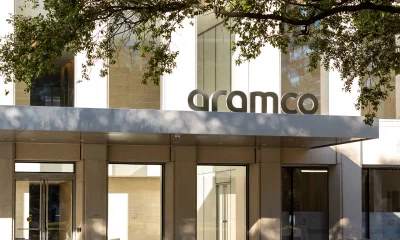 Houston, Texas, EUA - 13 de março de 2022: Detalhe de letreiro da Aramco no prédio de seu escritório em Houston, Texas, EUA. A Saudi Aramco é o maior produtor mundial de petróleo.