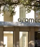 Houston, Texas, EUA - 13 de março de 2022: Detalhe de letreiro da Aramco no prédio de seu escritório em Houston, Texas, EUA. A Saudi Aramco é o maior produtor mundial de petróleo.