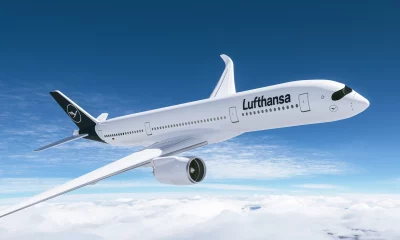 Avião comercial da Lufthansa voando no céu acima das montanhas