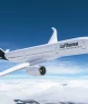 Avião comercial da Lufthansa voando no céu acima das montanhas