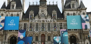 O logotipo Paris 2024, representando os Jogos Olímpicos e Paraolímpicos quatro meses antes do início dos Jogos Olímpicos e Paraolímpicos Paris 2024, é exibido na fachada da Prefeitura de Paris em 14 de março de 2024 em Paris, França