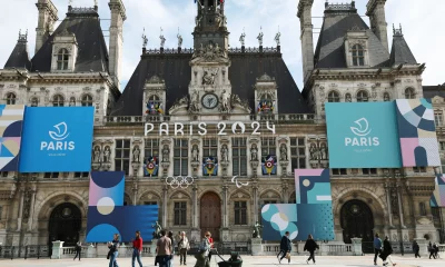 O logotipo Paris 2024, representando os Jogos Olímpicos e Paraolímpicos quatro meses antes do início dos Jogos Olímpicos e Paraolímpicos Paris 2024, é exibido na fachada da Prefeitura de Paris em 14 de março de 2024 em Paris, França