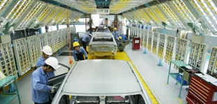 Funcionários montam carros da linha de veículos "Família" da Mazda no Grupo Haima Automobile Co., Ltd. da China First Automobile Works (FAW), em 6 de abril de 2005, em Haikou, província de Hainan, China.