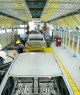 Funcionários montam carros da linha de veículos "Família" da Mazda no Grupo Haima Automobile Co., Ltd. da China First Automobile Works (FAW), em 6 de abril de 2005, em Haikou, província de Hainan, China.