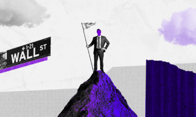 Montagem de homem no pico de uma montanha hasteando uma bandeira; ao redor sobreposições de grafismos, nuvens e uma placa de Wall Street