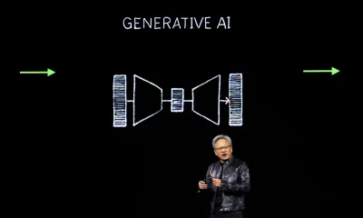 O CEO da NVIDIA, Jensen Huang, exibe produtos no palco durante a Conferência Anual de Inteligência Artificial Nvidia GTC no SAP Center em San Jose, Califórnia, em 18 de março de 2024.
